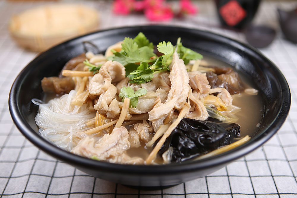 #18 pork intestines hand-pulled noodle soup 肥肠扯面
